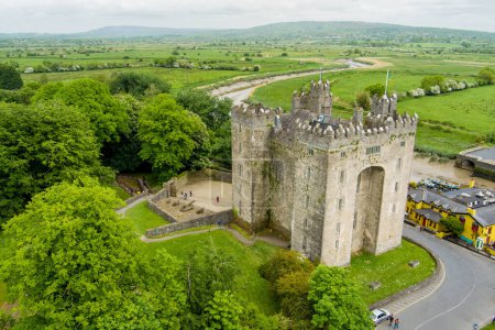 Bunratty Castle, großes Turmhaus aus dem 15. Jahrhundert in der Grafschaft Clare, im Zentrum des Dorfes Bunratty, zwischen Limerick und Ennis, Irland.