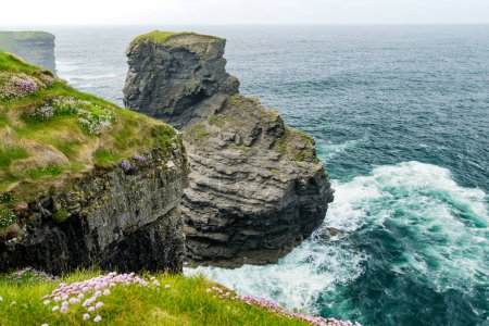 Foto de Espectacular Kilkee Cliffs, situado en la península de Loop Head, tramo remoto y salvaje de impresionante costa, Wild Atlantic Way Discovery Point, condado de Clare, Irlanda. - Imagen libre de derechos