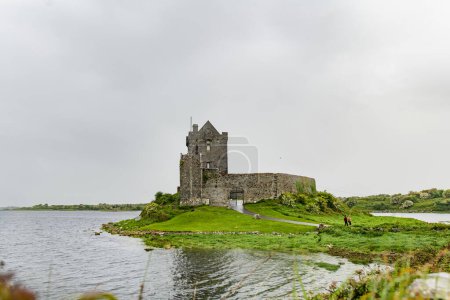 Dunguaire Castle, ein Turmhaus aus dem 16. Jahrhundert am Südostufer der Galway Bay in der Grafschaft Galway, Irland, in der Nähe der Stadt Kinvara.