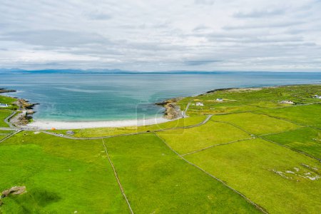Téléchargez les photos : Vue aérienne d'Inishmore ou Inis Mor, la plus grande des îles Aran dans la baie de Galway, en Irlande. Célèbre pour sa forte culture irlandaise, sa fidélité à la langue irlandaise et sa richesse de sites anciens
. - en image libre de droit