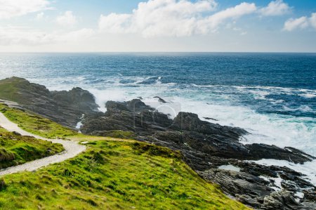 Foto de Rough and rocky shore at Malin Head, Ireland 's northernmost point, Wild Atlantic Way, espectacular ruta costera. Maravillas de la naturaleza. Numerosos puntos de descubrimiento. Co. Donegal - Imagen libre de derechos