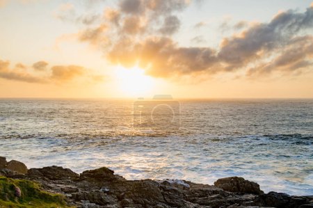 Téléchargez les photos : Coucher de soleil à Malin Head, point le plus au nord de l'Irlande, Wild Atlantic Way, route côtière spectaculaire. Merveilles de la nature. De nombreux points de découverte. Co. Donegal - en image libre de droit