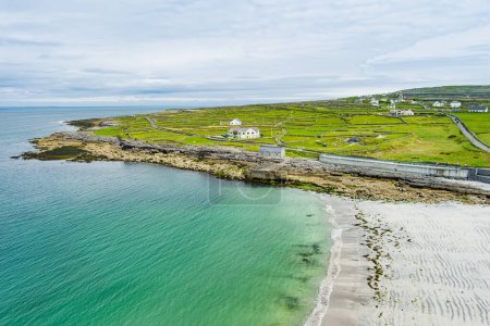 Téléchargez les photos : Aerial view of the wide sandy Kilmurvey Beach on Inishmore, the largest of the Aran Islands in Galway Bay, Ireland. - en image libre de droit