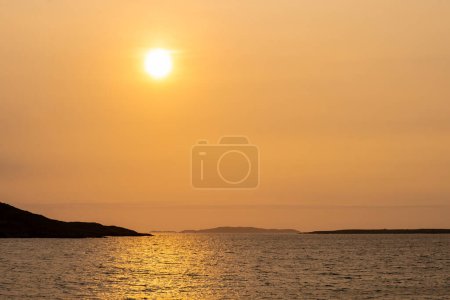 Téléchargez les photos : Coucher de soleil spectaculaire sur Ardmore et les îles Turbot depuis la célèbre route panoramique Sky Road, à 15 km en boucle à partir de Clifden avec de nombreux points de vue brillants, Wild Atlantic Way, Connemara, Irlande. - en image libre de droit