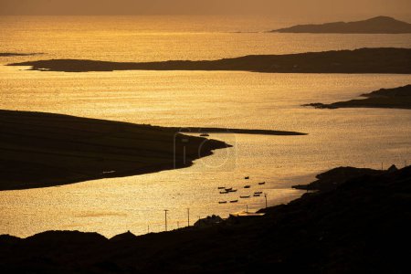 Téléchargez les photos : Coucher de soleil spectaculaire sur Ardmore et les îles Turbot depuis la célèbre route panoramique Sky Road, à 15 km en boucle à partir de Clifden avec de nombreux points de vue brillants, Wild Atlantic Way, Connemara, Irlande. - en image libre de droit