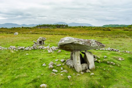 Téléchargez les photos : Kilclooney Dolmen, l'une des plus élégantes tombes portail ou dolmens d'Irlande, située dans le sud-ouest du Donegal. Le monument néolithique date de 4000 à 3000 av.. - en image libre de droit