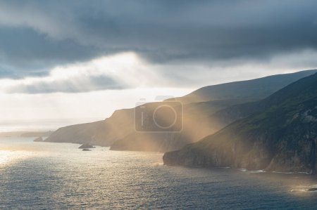 Foto de Slieve League, los acantilados marinos más altos de Irlanda, se encuentra en el suroeste de Donegal a lo largo de esta magnífica ruta de conducción costera. Una de las paradas más populares en la ruta Wild Atlantic Way, Co Donegal, Irlanda - Imagen libre de derechos