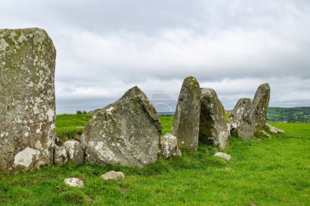 Foto de Círculo de piedra de Beltany, un impresionante sitio ritual de la Edad de Bronce ubicado al sur de la ciudad de Raphoe, Condado de Donegal, Irlanda. Citas de alrededor de 2100-700 aC. - Imagen libre de derechos
