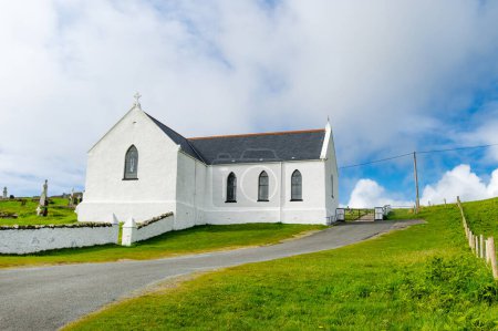 Téléchargez les photos : Église paroissiale St. Mary's, située à Lagg, la deuxième église catholique la plus septentrionale et l'une des plus anciennes églises catholiques encore en usage en Irlande aujourd'hui, comté de Donegal, Irlande. - en image libre de droit