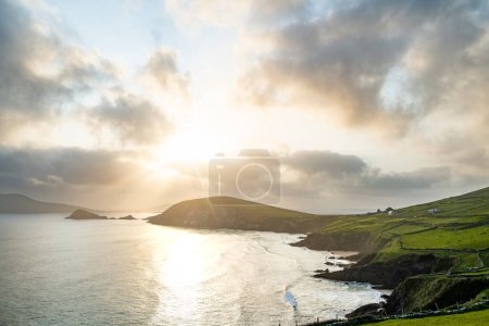 Foto de Magníficas islas Blasket vistas desde Slea Head Drive, una ruta circular, que forma parte de la ruta costera del Atlántico, comenzando y terminando en la ciudad de Dingle en la península de Dingle, condado de Kerry, Irlanda. - Imagen libre de derechos