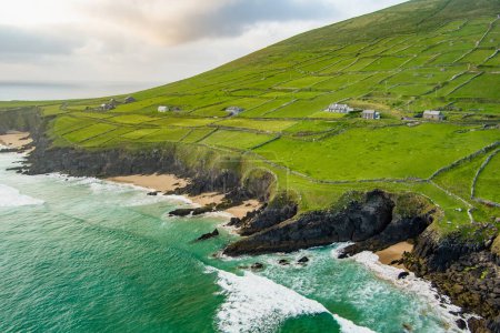 Téléchargez les photos : Magnifiques îles Blasket vues de Slea Head Drive, une route circulaire, faisant partie du Wild Atlantic Way, commençant et se terminant dans la ville de Dingle sur la péninsule de Dingle, comté de Kerry, Irlande. - en image libre de droit