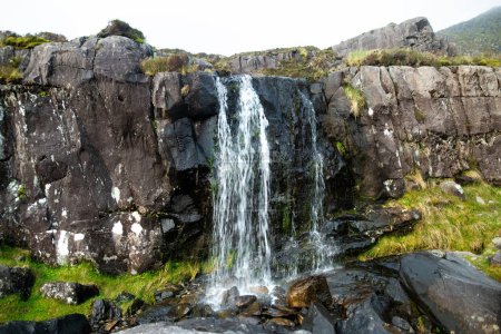 kleiner Wasserfall am Conor-Pass, einem der höchsten irischen Gebirgspässe, der von einer asphaltierten Straße befahren wird, am südwestlichen Ende der Dingle-Halbinsel, County Kerry, Irland