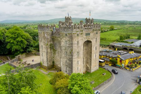 Bunratty Castle, großes Turmhaus aus dem 15. Jahrhundert in der Grafschaft Clare, im Zentrum des Dorfes Bunratty, zwischen Limerick und Ennis, Irland.