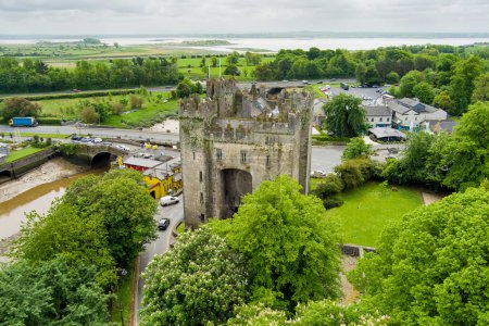 Foto de Bunratty Castle, gran casa torre del siglo XV en el Condado de Clare, situado en el centro de Bunratty village, entre Limerick y Ennis, Irlanda. - Imagen libre de derechos