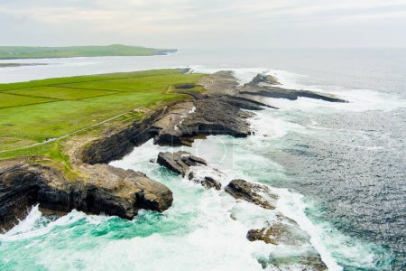 Téléchargez les photos : Vue aérienne des spectaculaires falaises Kilkee, situées dans la péninsule de Loop Head, dans une région reculée et sauvage du magnifique littoral, Wild Atlantic Way Discovery Point, comté de Clare, Irlande. - en image libre de droit