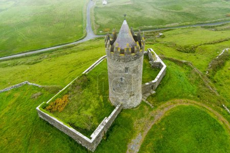 Téléchargez les photos : Vue aérienne du château de Doonagore, tour ronde du XVIe siècle avec une petite enceinte murale située près du village côtier de Doolin, dans le comté de Clare, en Irlande. - en image libre de droit