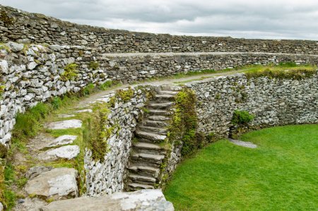 Grianan of Aileach, uraltes Trockensteinring-Fort, Teil des prähistorischen Lagerkomplexes auf dem Grönlandberg in Inishowen, Grafschaft Donegal, Irland.
