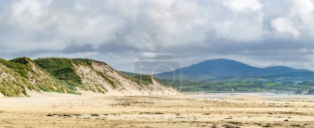 Foto de Five Finger Strand, una de las playas más famosas de Inishowen conocida por su arena prístina y la costa rocosa circundante con algunas de las dunas de arena más altas de Europa, condado de Donegal, Irlanda. - Imagen libre de derechos