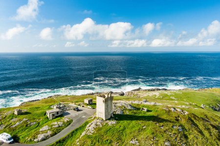 Téléchargez les photos : Vue aérienne de Banba's Crown, joyau emblématique de Malin Head, point le plus au nord de l'Irlande, célèbre Wild Atlantic Way, route côtière spectaculaire. Merveilles de la nature. De nombreux points de découverte. Co. Donegal - en image libre de droit