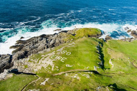Téléchargez les photos : Rivage accidenté et rocheux à Malin Head, point le plus au nord de l'Irlande, Wild Atlantic Way, route côtière spectaculaire. Merveilles de la nature. De nombreux points de découverte. Co. Donegal - en image libre de droit