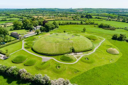 Foto de Vista aérea de Knowth, el monumento antiguo más grande y notable de Irlanda. Espectacular tumba de pasaje prehistórico, parte del Patrimonio de la Humanidad de Bru na Boinne, valle del río Boyne. - Imagen libre de derechos