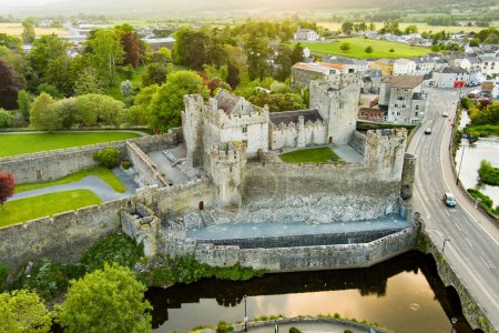 Téléchargez les photos : Château de Cahir, l'un des châteaux médiévaux les plus importants et les mieux conservés d'Irlande, situé sur une île rocheuse sur la rivière Suir, comté de Tipperary, Irlande. - en image libre de droit