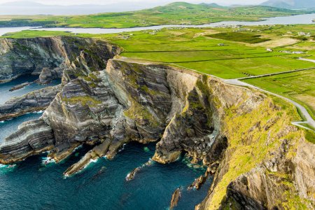 erstaunliche Welle peitschte Kerry Klippen, weithin anerkannt als die spektakulärsten Klippen in County Kerry, Irland. Sehenswürdigkeiten auf dem berühmten Ring von Kerry Route.