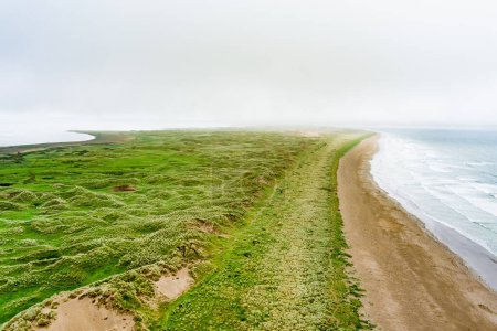 Foto de Playa de pulgadas, maravilloso tramo de 5 km de arena gloriosa y dunas, popular para el surf, la natación y la pesca, situado en la península de Dingle, Condado de Kerry, Irlanda - Imagen libre de derechos