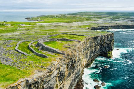 Vista aérea de Dun Aonghasa o Dun Aengus, la fortaleza de piedra prehistórica más grande de las islas Aran, atracción turística popular, sitio arqueológico importante, isla de Inishmore, Irlanda