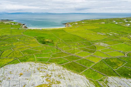 Téléchargez les photos : Vue aérienne d'Inishmore ou Inis Mor, la plus grande des îles Aran dans la baie de Galway, en Irlande. Célèbre pour sa forte culture irlandaise, sa fidélité à la langue irlandaise et sa richesse de sites anciens
. - en image libre de droit