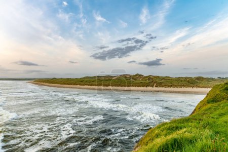 Foto de Espectacular Tullan Strand, una de las famosas playas de surf de Donegal, enmarcada por un pintoresco telón de fondo proporcionado por las montañas Sligo-Leitrim. Amplia playa de arena plana en el Condado de Donegal, Irlanda
. - Imagen libre de derechos