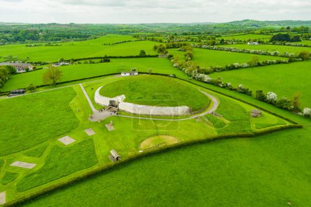 Téléchargez les photos : Newgrange, un monument préhistorique construit pendant la période néolithique, situé dans le comté de Meath, en Irlande. L'une des attractions touristiques les plus populaires en Irlande, site du patrimoine mondial de l'UNESCO
. - en image libre de droit