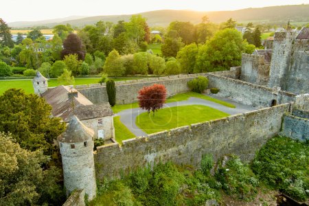 Foto de Castillo de Cahir, uno de los castillos medievales más prominentes y mejor conservados de Irlanda, situado en una isla rocosa en el río Suir, condado de Tipperary, Irlanda. - Imagen libre de derechos
