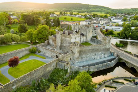 Téléchargez les photos : Château de Cahir, l'un des châteaux médiévaux les plus importants et les mieux conservés d'Irlande, situé sur une île rocheuse sur la rivière Suir, comté de Tipperary, Irlande. - en image libre de droit