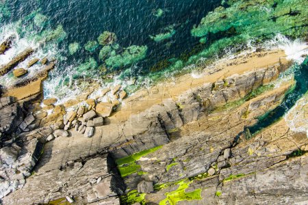 Foto de Vista aérea de la costa áspera y rocosa a lo largo de la famosa ruta Ring of Kerry. Rugged coast of on Iveragh Peninsula, County Kerry, Irlanda. - Imagen libre de derechos