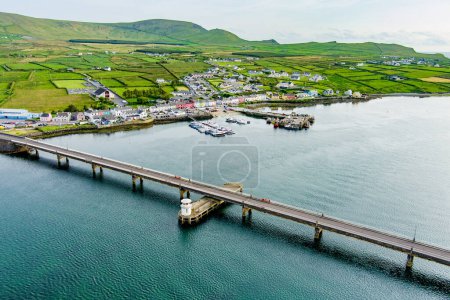 Luftaufnahme der Maurice O 'Neill Memorial Bridge, einer Brücke zwischen Portmagee und Valentia Island, County Kerry, Irland.