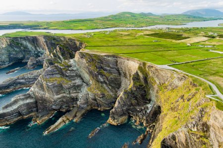 Foto de Increíble ola azotó Kerry Cliffs, ampliamente aceptado como los acantilados más espectaculares en el Condado de Kerry, Irlanda. Atracciones turísticas en la famosa ruta Ring of Kerry
. - Imagen libre de derechos