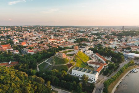 Téléchargez les photos : Aerial view of Vilnius Old Town, one of the largest surviving medieval old towns in Northern Europe. Summer landscape of UNESCO-inscribed Old Town of Vilnius, Lithuania - en image libre de droit