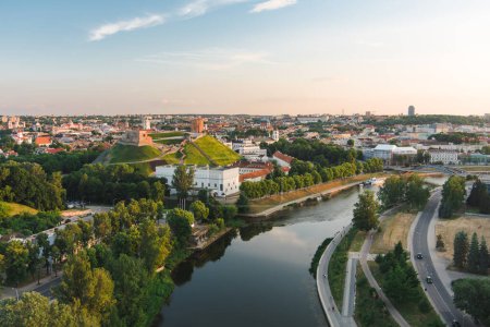 Luftaufnahme der Altstadt von Vilnius, einer der größten erhaltenen mittelalterlichen Städte Nordeuropas. Sommerlandschaft der UNESCO-geschützten Altstadt von Vilnius, Litauen