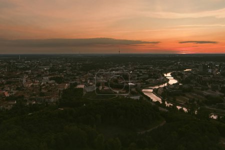 Szenische Luftaufnahme der Altstadt von Vilnius und des Flusses Neris bei Einbruch der Dunkelheit. Sonnenuntergangslandschaft. Nachtaufnahme von Vilnius, Litauen.
