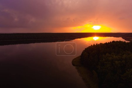 Téléchargez les photos : Belle vue aérienne coucher de soleil sur le lac Galve, l'un des lacs les plus populaires parmi les touristes aquatiques, les plongeurs et les vacanciers, situé à Trakai, Lituanie. - en image libre de droit