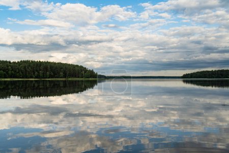 Szenischer Blick auf die Halbinsel Sciuro Ragas, die die Seen White Lakajai und Black Lakajai trennt. Malerische Landschaft mit Seen und Wäldern im Regionalpark Labanoras. Litauische Naturschönheiten.