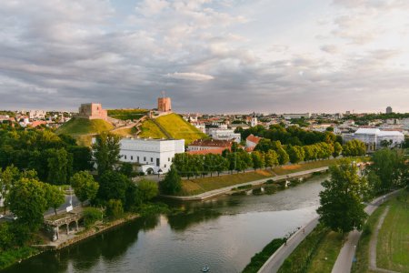 Téléchargez les photos : Vue aérienne de la vieille ville de Vilnius, l'une des plus grandes villes médiévales d'Europe du Nord. Paysage estival de la vieille ville de Vilnius, Lituanie, inscrite par l'UNESCO - en image libre de droit