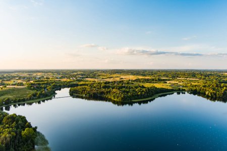 Téléchargez les photos : Belle vue aérienne du lac Galve, l'un des lacs les plus populaires parmi les touristes aquatiques, les plongeurs et les vacanciers, situé à Trakai, Lituanie. - en image libre de droit