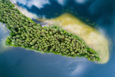 Szenische Luftaufnahme der Halbinsel Sciuro Ragas, die die Seen White Lakajai und Black Lakajai trennt. Malerische Landschaft mit Seen und Wäldern im Regionalpark Labanoras. Litauische Naturschönheiten.