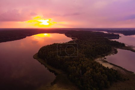 Téléchargez les photos : Belle vue aérienne coucher de soleil sur le lac Galve, l'un des lacs les plus populaires parmi les touristes aquatiques, les plongeurs et les vacanciers, situé à Trakai, Lituanie. - en image libre de droit