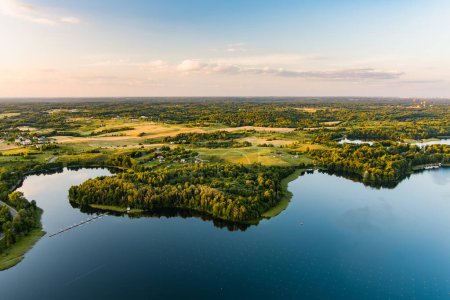 Téléchargez les photos : Belle vue aérienne du lac Galve, l'un des lacs les plus populaires parmi les touristes aquatiques, les plongeurs et les vacanciers, situé à Trakai, Lituanie. - en image libre de droit