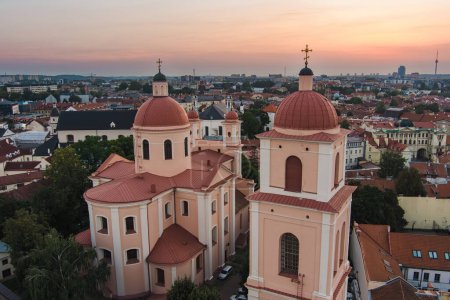 Foto de Vista aérea de la Iglesia Ortodoxa del Espíritu Santo en la Ciudad Vieja de Vilna, situada cerca de la Puerta del Amanecer, sirviendo como sede de la Diócesis Ortodoxa Rusa de Lituania. - Imagen libre de derechos