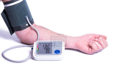 automatisches Blutdruckmessgerät am Arm isoliert auf weißem Hintergrund