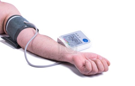 monitor automático de presión arterial en el brazo aislado sobre fondo blanco